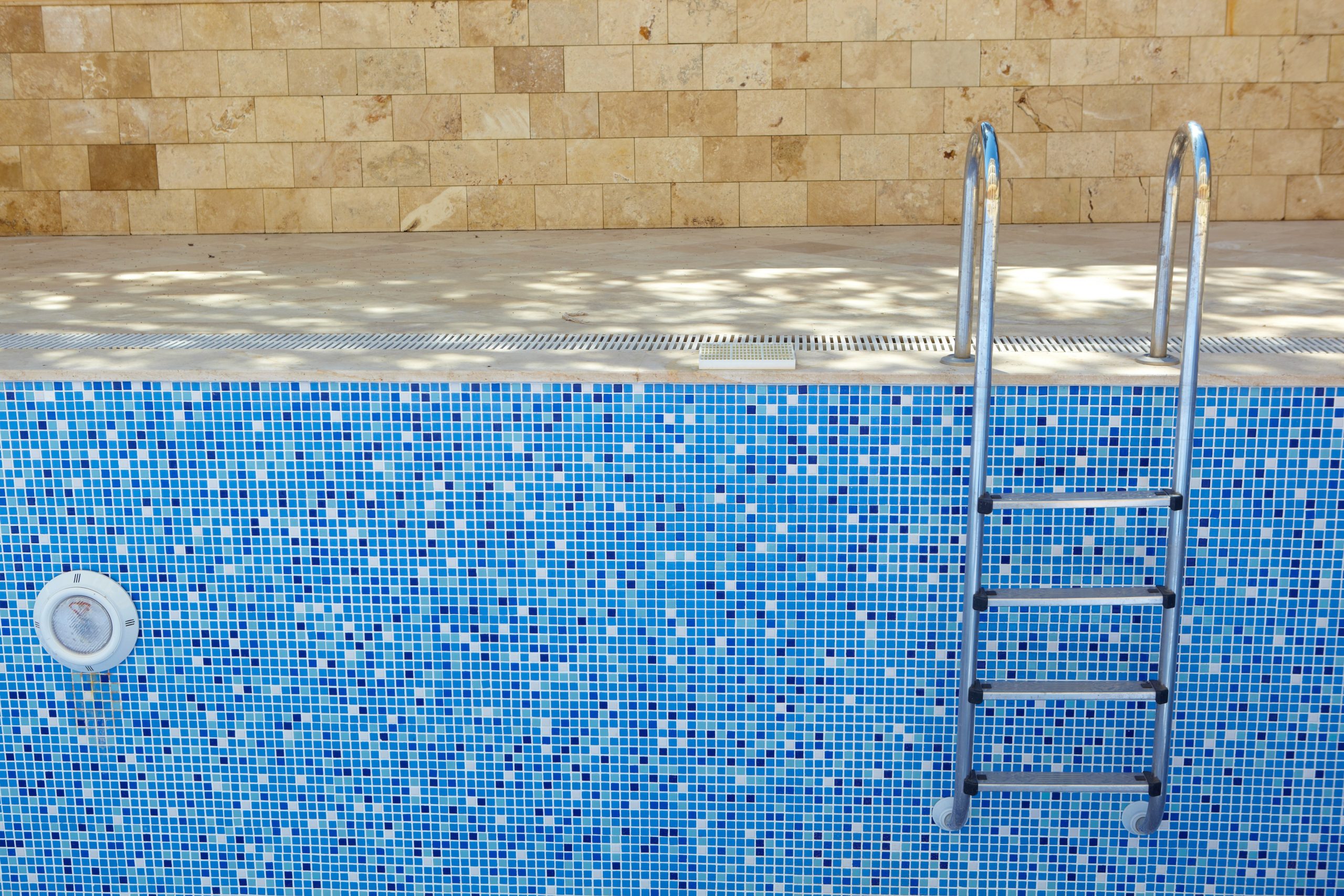 How Tell Swimming Pool Leaking